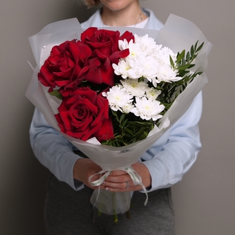 Букет из красных французских роз, кустовой хризантемы и фисташки в корейской упаковке