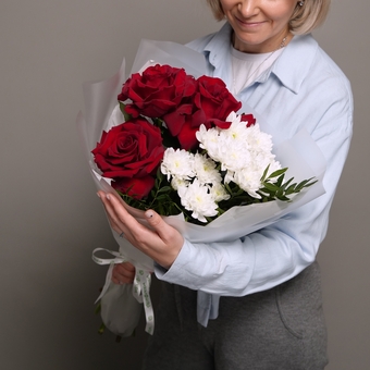 Букет из красных французских роз, кустовой хризантемы и фисташки в корейской упаковке