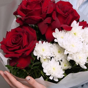 Букет из красных французских роз, кустовой хризантемы и фисташки в корейской упаковке