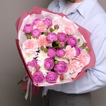 Букет из малиновых пионовидных кустовых роз, хризантемы кустовой и диантуса в корейской упаковке