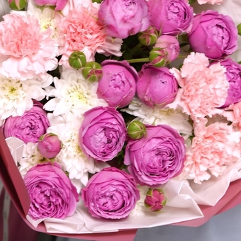 Букет из малиновых пионовидных кустовых роз, хризантемы кустовой и диантуса в корейской упаковке