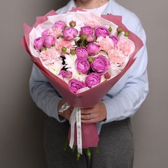 Букет из малиновых пионовидных кустовых роз, хризантемы кустовой и диантуса в корейской упаковке