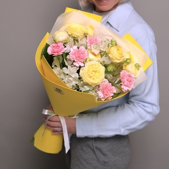 Дофаминовый букет из желтых пионовидных кустовых роз, гвоздик и диантуса в фоамиране
