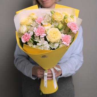 Дофаминовый букет из желтых пионовидных кустовых роз, гвоздик и диантуса в фоамиране