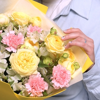 Дофаминовый букет из желтых пионовидных кустовых роз, гвоздик и диантуса в фоамиране