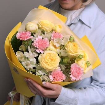 Дофаминовый букет из желтых пионовидных кустовых роз, гвоздик и диантуса в фоамиране