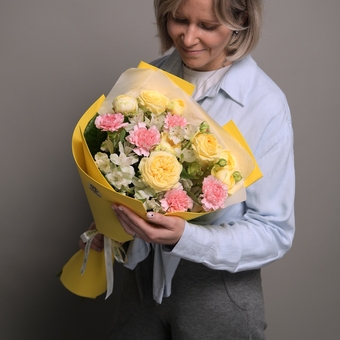 Дофаминовый букет из желтых пионовидных кустовых роз, гвоздик и диантуса в фоамиране