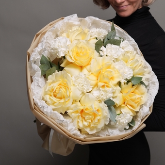 Букет из кремовых французских роз и диантусов с эвкалиптом - L в корейской упаковке