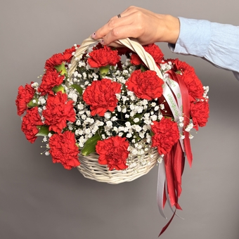 Корзина с красной гвоздикой и гипсофилой