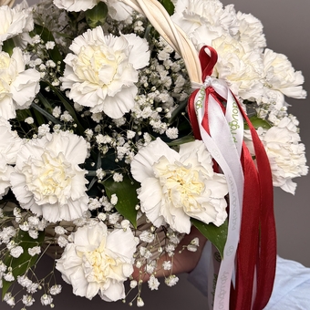 Корзина с белой гвоздикой и гипсофилой