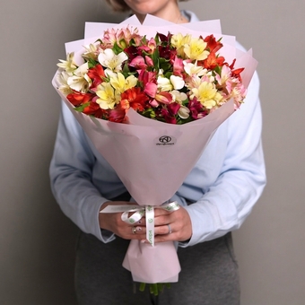 Букет из 11 альстромерий микс в корейской светлой упаковке