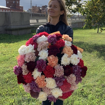 Букет из 51 гвоздики  (диантусов) микс