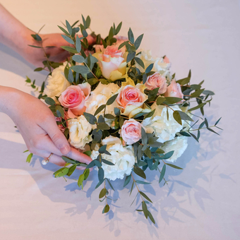 Свадебная композиция на стол гостей из кустовых роз, лизиантусов и роз Кения