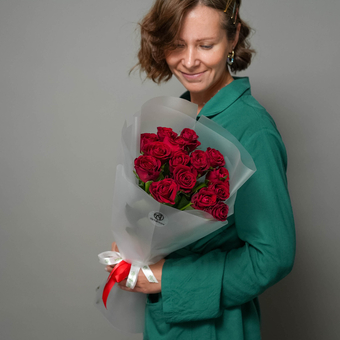 Букет из 15 красных роз 50 см (Кения) в корейской матовой упаковке