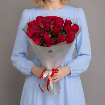 Букет из 21 красной розы (Кения) в корейской матовой кальке