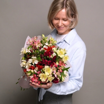 Букет из 15 альстромерий микс в корейской светлой упаковке