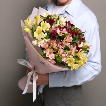 Букет из 9 альстромерий микс в корейской светлой упаковке
