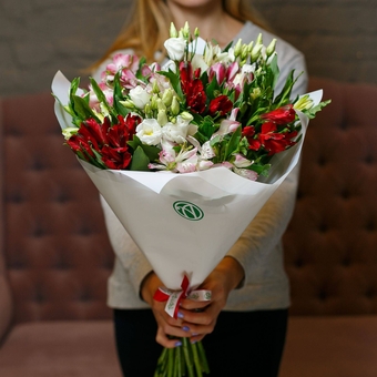 Букет из альстромерии микс и лизиантуса - М