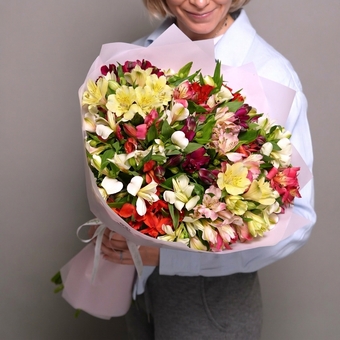 Букет из 25 альстромерий микс в корейской светлой упаковке