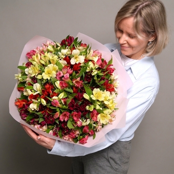 Букет из 35 альстромерий микс в корейской светлой упаковке