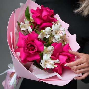 Букет из малиновых французских роз и альстромерии - S в фоамиране
