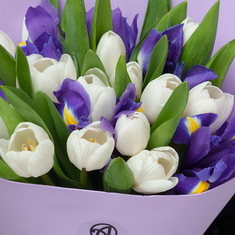 Букет из белых тюльпанов и ирисов - L