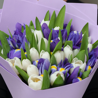 Букет из белых тюльпанов и ирисов - XL