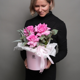 Шляпная коробка с ярко-розовыми французскими розами - M