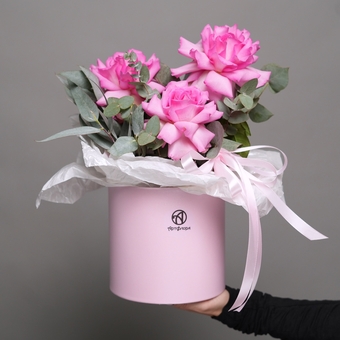 Шляпная коробка с ярко-розовыми французскими розами - M