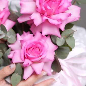 Шляпная коробка с ярко-розовыми французскими розами - M