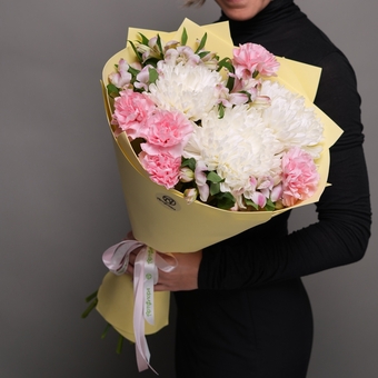 Букет из одноголовой хризантемы. диантусов и альстромерий - M в фоамиране