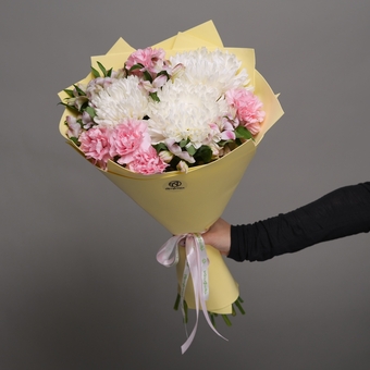 Букет из одноголовой хризантемы. диантусов и альстромерий - M в фоамиране