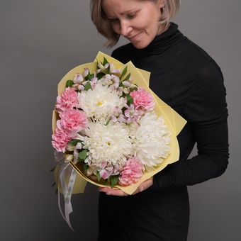 Букет из одноголовой хризантемы. диантусов и альстромерий - M в фоамиране