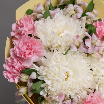 Букет из одноголовой хризантемы. диантусов и альстромерий - M в фоамиране