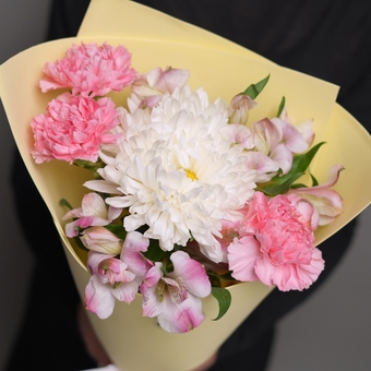 Букет из одноголовой хризантемы. диантусов и альстромерий - S в фоамиране