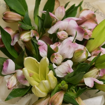 Букет из лилии и альстромерий - S в фоамиране
