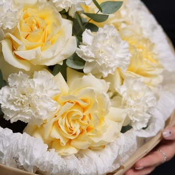 Букет из кремовых французских роз и диантусов с эвкалиптом - М в корейской упаковке