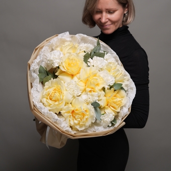 Букет из кремовых французских роз и диантусов с эвкалиптом - L в корейской упаковке
