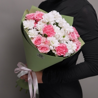 Букет из кустовых роз, диантусов и хризантемы кустовой - S в фоамиране