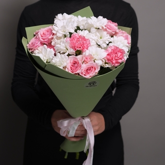 Букет из кустовых роз, диантусов и хризантемы кустовой - S в фоамиране