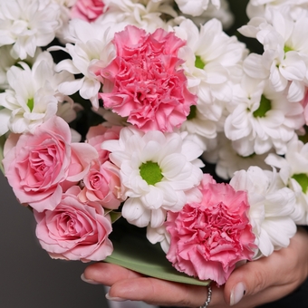 Букет из кустовых роз, диантусов и хризантемы кустовой - S в фоамиране