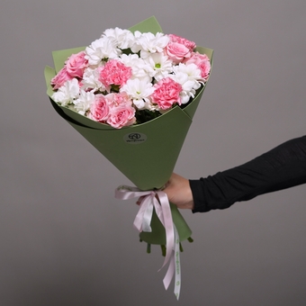 Букет из кустовых роз, диантусов и хризантемы кустовой - S в фоамиране