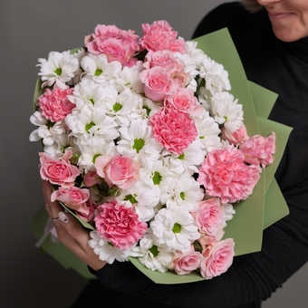 Букет из кустовых роз, диантусов и хризантемы кустовой - M в фоамиране