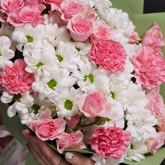 Букет из кустовых роз, диантусов и хризантемы кустовой - M в фоамиране