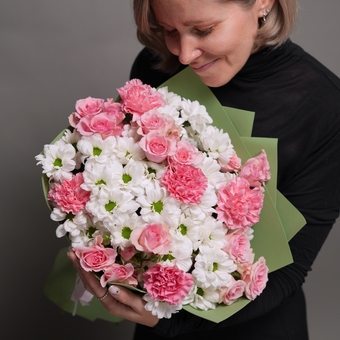 Букет из кустовых роз, диантусов и хризантемы кустовой - M в фоамиране