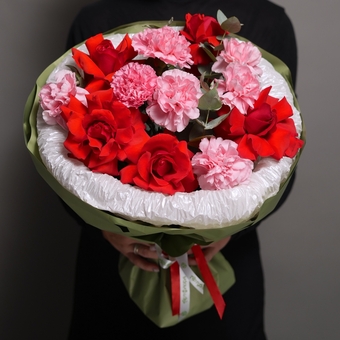 Букет из алых французских роз и диантусов - M в корейской упаковке
