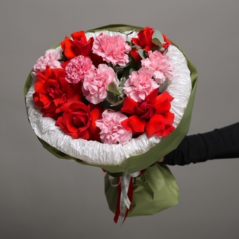 Букет из алых французских роз и диантусов - M в корейской упаковке