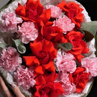 Букет из алых французских роз и диантусов - L в корейской упаковке