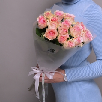 Букет из 15 светло-розовых роз 50 см (Кения) в корейской матовой упаковке