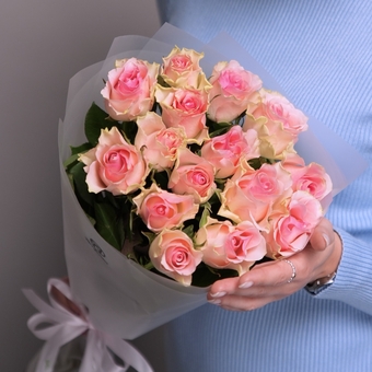Букет из 15 светло-розовых роз 50 см (Кения) в корейской матовой упаковке